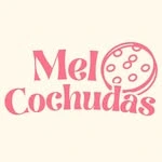 Logotipo anterior de Melcochudas: lettering rosa sobre fondo crema, con una galleta dibujada a línea fina
