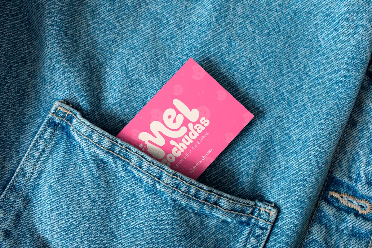Tarjeta de presentación asomando del bolsillo de un pantalón