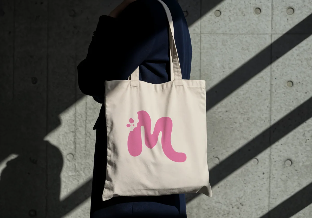 Bolsa de tela con el isotipo, colgada al hombro